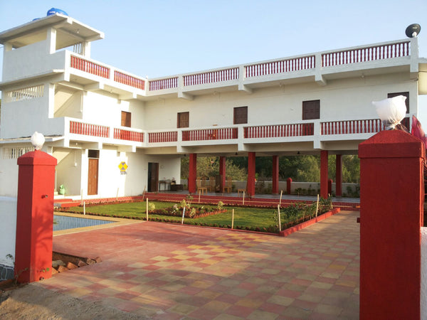 Nagaon Beach (Alibaug) : Stay in standard room with all meals (Veg/Non-Veg), Swimming Pool & MORE!