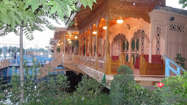 Kashmir Special (4 nights / 5 days) - Stay in premium houseboat, 3 Star hotel, Sightseeing & More!